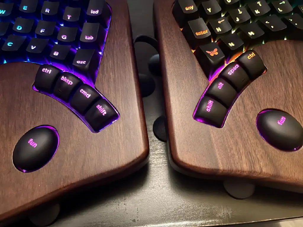 Detail view of Model 100 thumb and palm keys