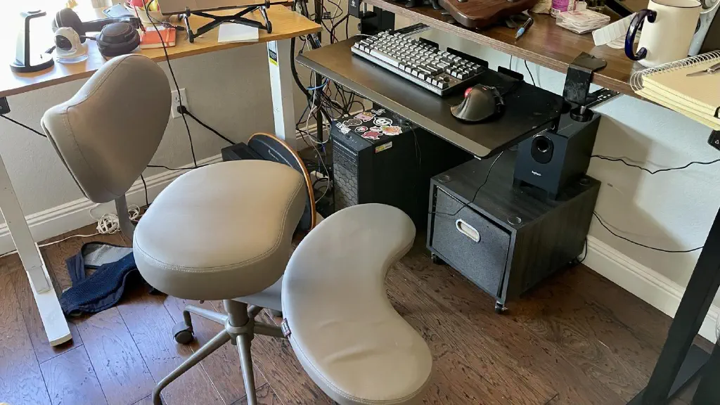 Office chair with attached footstool that can swivel around independently of main seat