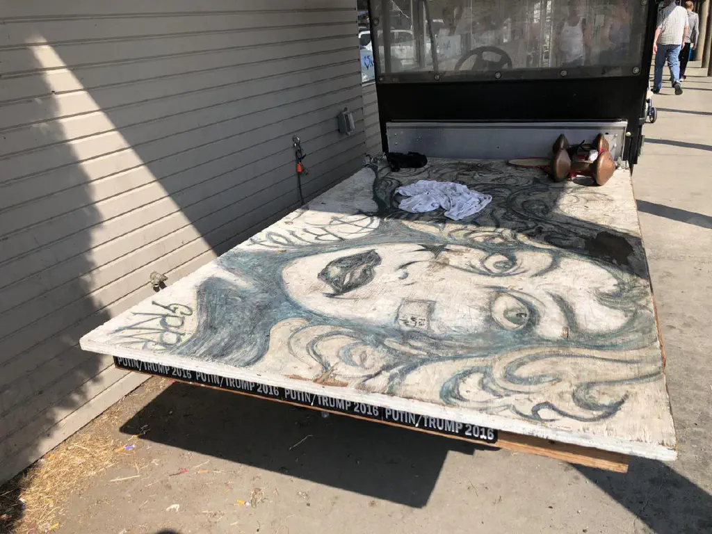 Cool sketch on a cart. I missed the ‘Trump/Putin 2016’ stickers until just now