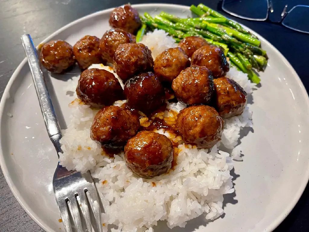 Meatballs with rice and asparagus